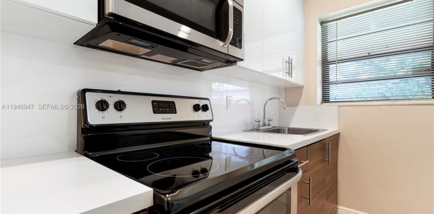 House in Coral Gables, Florida 1 bedroom, 55.74 sq.m. № 2003092