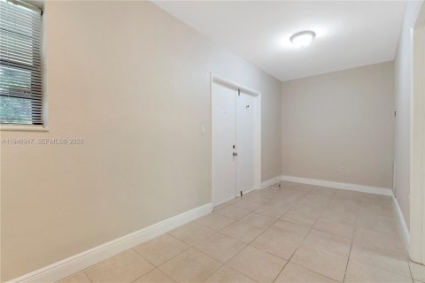 House in Coral Gables, Florida 1 bedroom, 55.74 sq.m. № 2003092 - photo 9