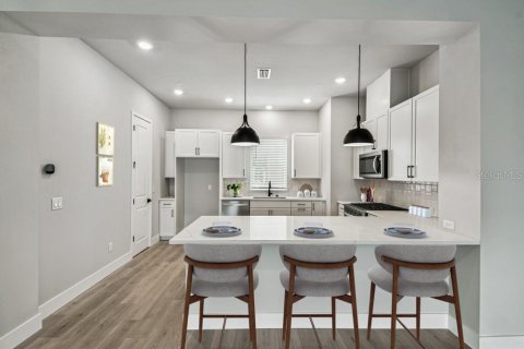 Townhouse in Saint Petersburg, Florida 3 bedrooms, 181.35 sq.m. № 2151225 - photo 11