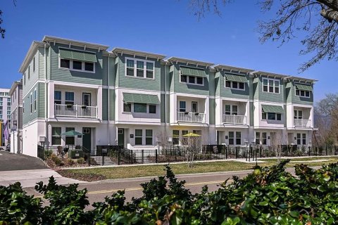 Townhouse in Saint Petersburg, Florida 3 bedrooms, 181.35 sq.m. № 2151225 - photo 13