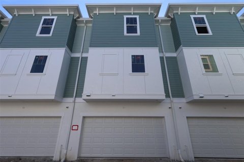 Townhouse in Saint Petersburg, Florida 3 bedrooms, 181.35 sq.m. № 2151225 - photo 10