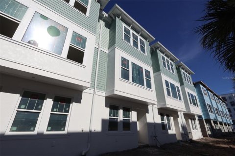 Townhouse in Saint Petersburg, Florida 3 bedrooms, 181.35 sq.m. № 2151225 - photo 2