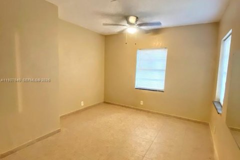 House in Miami, Florida 2 bedrooms, 111.76 sq.m. № 2039463 - photo 7