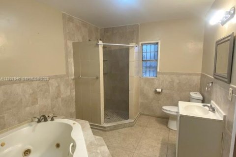 House in Miami, Florida 2 bedrooms, 111.76 sq.m. № 2039463 - photo 8
