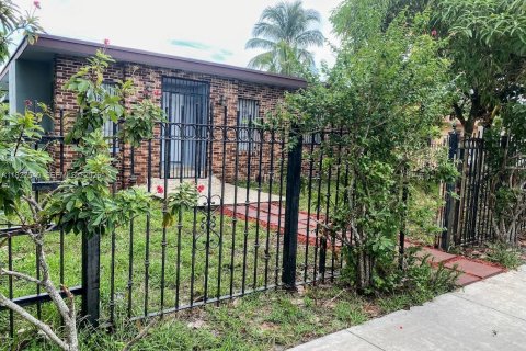 House in Miami, Florida 2 bedrooms, 111.76 sq.m. № 2039463 - photo 2