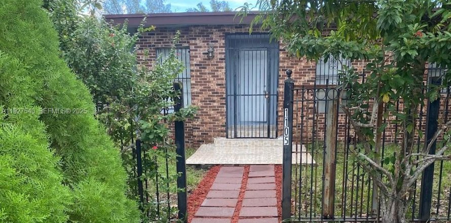 House in Miami, Florida 2 bedrooms, 111.76 sq.m. № 2039463