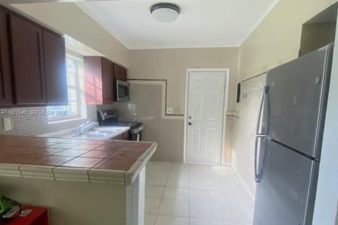 House in Miami, Florida 2 bedrooms, 111.76 sq.m. № 2039463 - photo 4