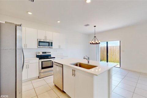 Adosado en venta en Miami, Florida, 3 dormitorios, 170.2 m2 № 1742491 - foto 6