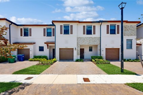 Adosado en venta en Miami, Florida, 3 dormitorios, 170.2 m2 № 1742491 - foto 1