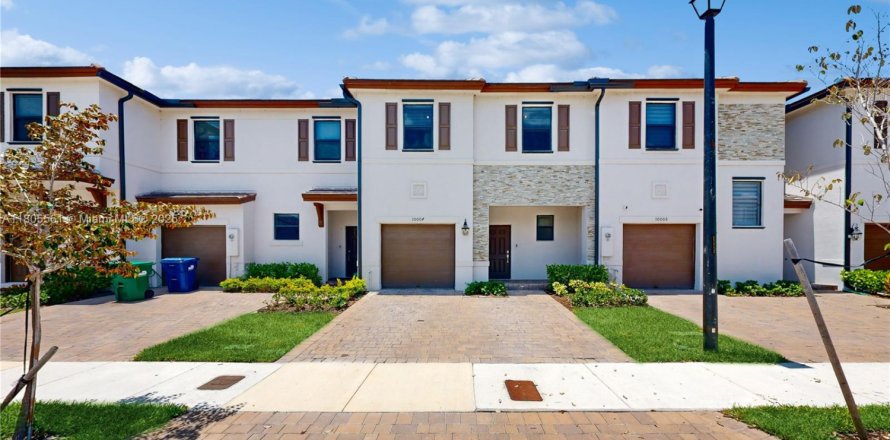 Adosado en Miami, Florida 3 dormitorios, 170.2 m2 № 1742491