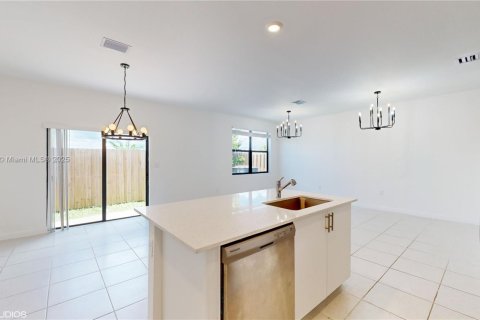Adosado en venta en Miami, Florida, 3 dormitorios, 170.2 m2 № 1742491 - foto 10