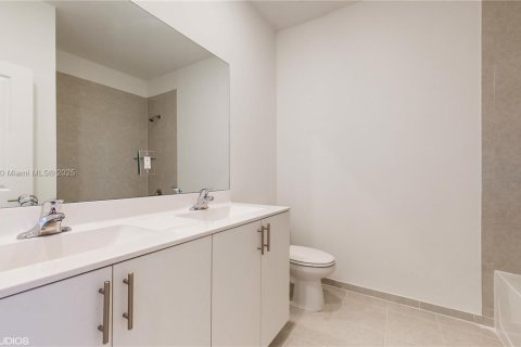 Adosado en venta en Miami, Florida, 3 dormitorios, 170.2 m2 № 1742491 - foto 12