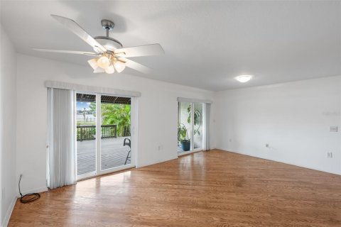 Townhouse in Tampa, Florida 2 bedrooms, 185.8 sq.m. № 2393574 - photo 11
