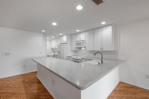 Townhouse in Tampa, Florida 2 bedrooms, 185.8 sq.m. № 2393574 - photo 13