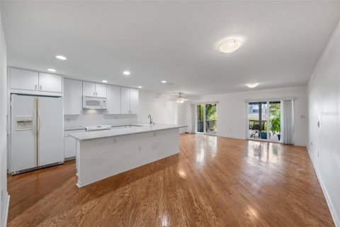Townhouse in Tampa, Florida 2 bedrooms, 185.8 sq.m. № 2393574 - photo 7