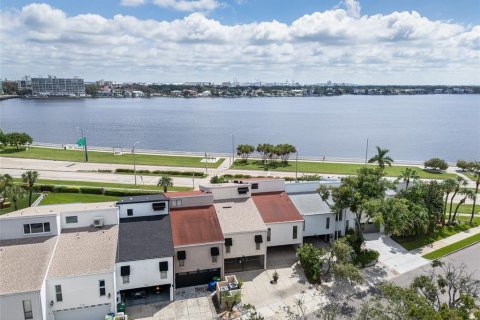 Townhouse in Tampa, Florida 2 bedrooms, 185.8 sq.m. № 2393574