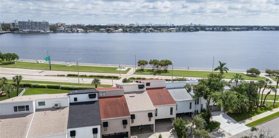 Townhouse in Tampa, Florida 2 bedrooms, 185.8 sq.m. № 2393574