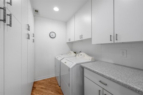 Townhouse in Tampa, Florida 2 bedrooms, 185.8 sq.m. № 2393574 - photo 19