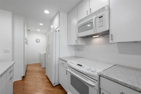 Townhouse in Tampa, Florida 2 bedrooms, 185.8 sq.m. № 2393574 - photo 16