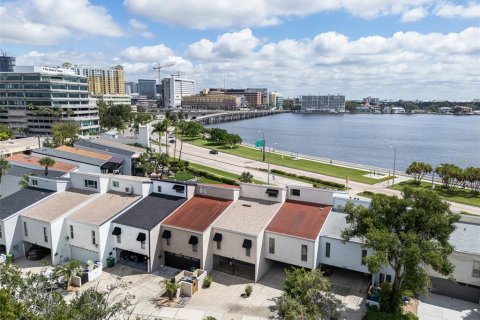 Townhouse in Tampa, Florida 2 bedrooms, 185.8 sq.m. № 2393574 - photo 2