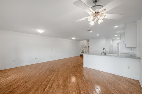 Townhouse in Tampa, Florida 2 bedrooms, 185.8 sq.m. № 2393574 - photo 12