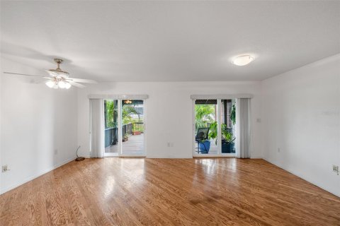 Townhouse in Tampa, Florida 2 bedrooms, 185.8 sq.m. № 2393574 - photo 10