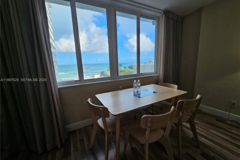 Studio à Condo à Sunny Isles Beach, Floride  № 2048971