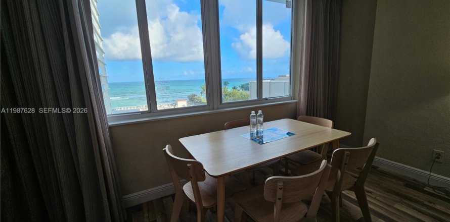 Studio à Condo à Sunny Isles Beach, Floride  № 2048971