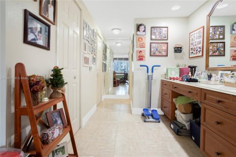Condo in Hollywood, Florida, 2 bedrooms  № 1941997 - photo 16
