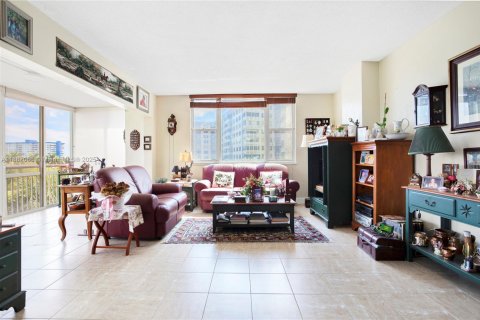 Condo in Hollywood, Florida, 2 bedrooms  № 1941997 - photo 3