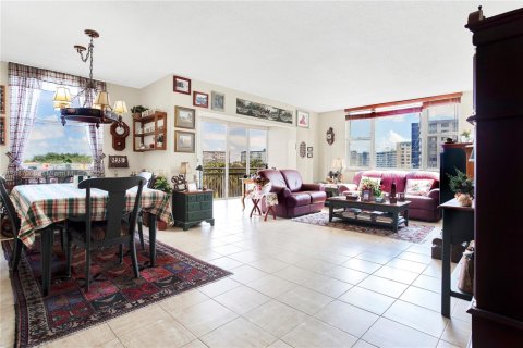 Condo in Hollywood, Florida, 2 bedrooms  № 1941997 - photo 1