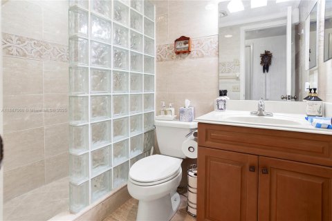 Condo in Hollywood, Florida, 2 bedrooms  № 1941997 - photo 10