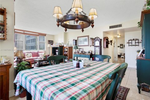 Condo in Hollywood, Florida, 2 bedrooms  № 1941997 - photo 5