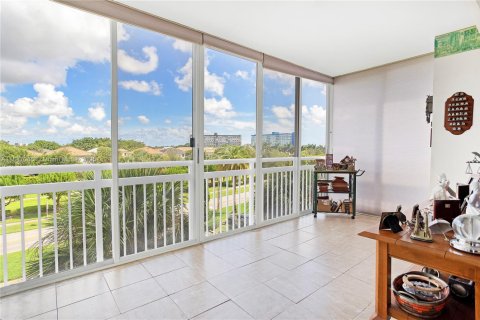 Condo in Hollywood, Florida, 2 bedrooms  № 1941997 - photo 9
