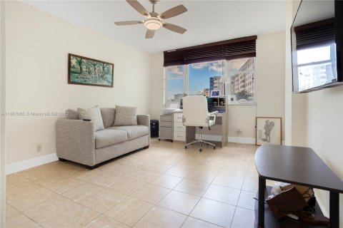 Condo in Hollywood, Florida, 2 bedrooms  № 1941997 - photo 18