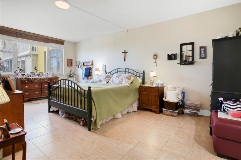 Condo in Hollywood, Florida, 2 bedrooms  № 1941997 - photo 13