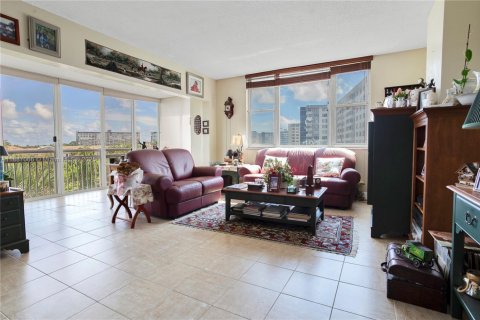 Condo in Hollywood, Florida, 2 bedrooms  № 1941997 - photo 2