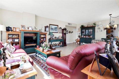 Condo in Hollywood, Florida, 2 bedrooms  № 1941997 - photo 7