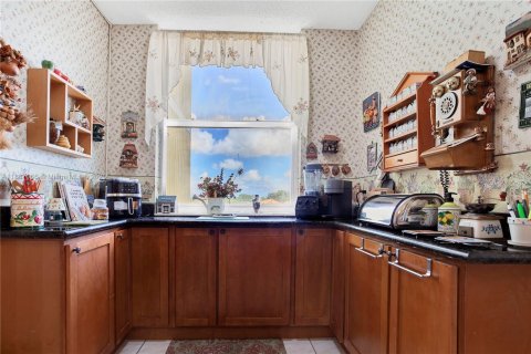 Condo in Hollywood, Florida, 2 bedrooms  № 1941997 - photo 12