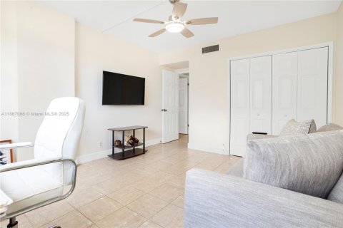 Condo in Hollywood, Florida, 2 bedrooms  № 1941997 - photo 19