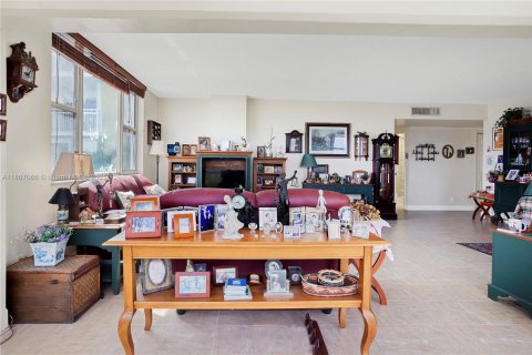 Condo in Hollywood, Florida, 2 bedrooms  № 1941997 - photo 6