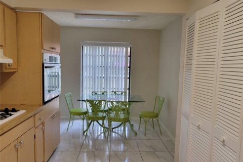 House in Deerfield Beach, Florida 2 bedrooms, 131.46 sq.m. № 1155575 - photo 1