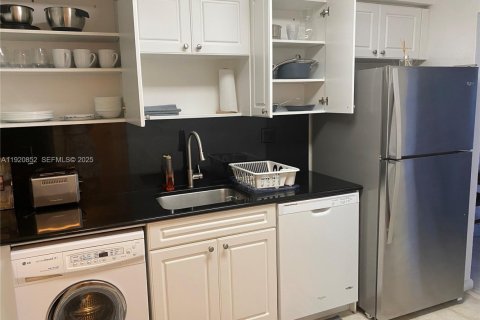 Condo in Hollywood, Florida, 1 bedroom  № 2039218 - photo 10