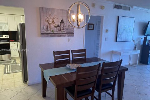 Condo in Hollywood, Florida, 1 bedroom  № 2039218 - photo 11