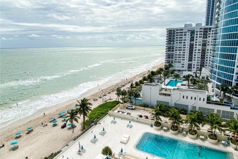 Condo in Hollywood, Florida, 1 bedroom  № 2039218 - photo 15