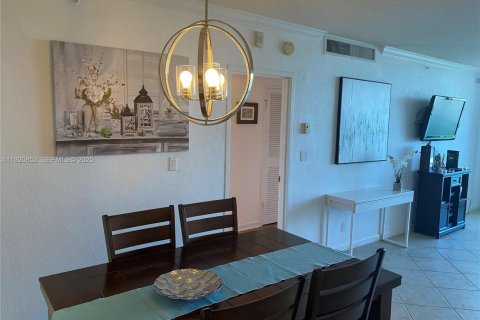 Condo in Hollywood, Florida, 1 bedroom  № 2039218 - photo 13