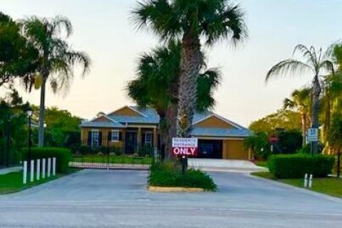 House in Vero Beach, Florida 3 bedrooms, 236.71 sq.m. № 1207414 - photo 1