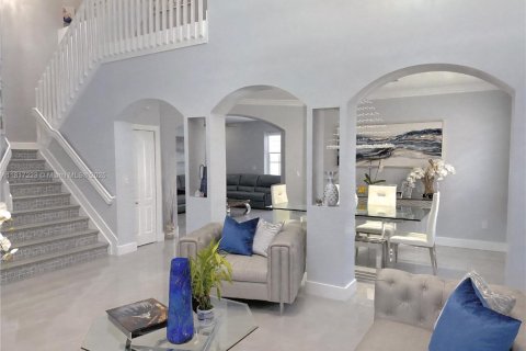 House in Miami, Florida 5 bedrooms, 239.97 sq.m. № 1772454 - photo 10