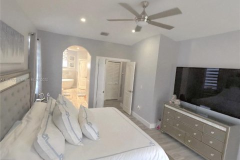 House in Miami, Florida 5 bedrooms, 239.97 sq.m. № 1772454 - photo 17