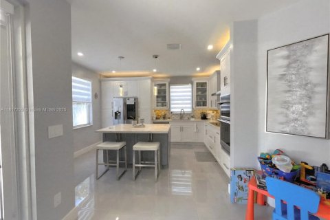 House in Miami, Florida 5 bedrooms, 239.97 sq.m. № 1772454 - photo 14